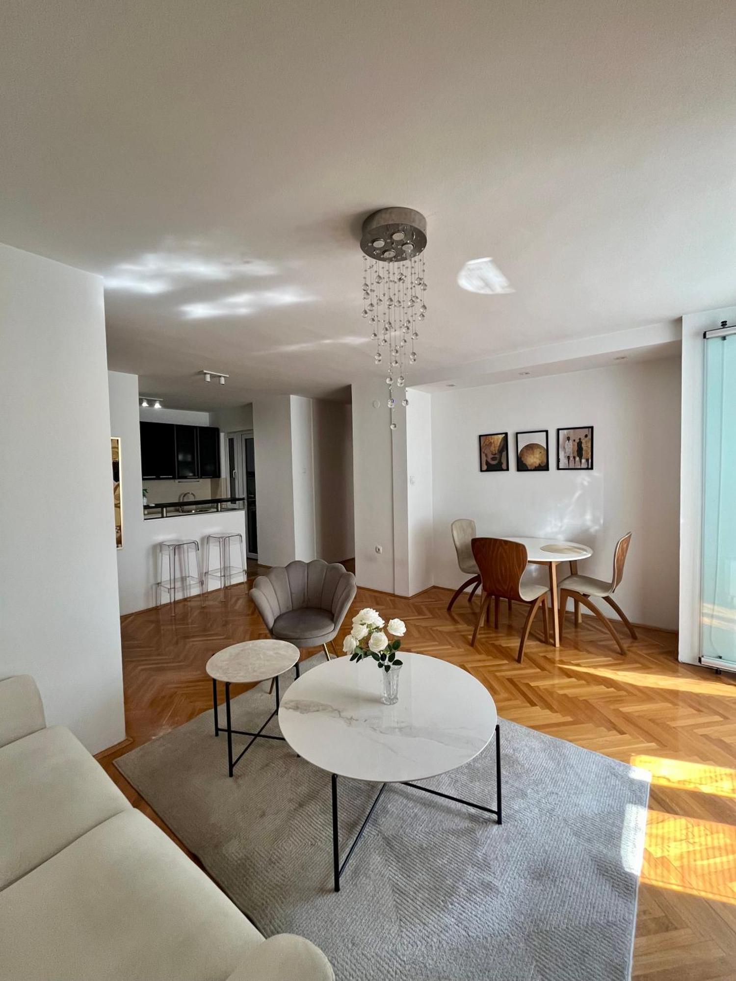 Ruby Luxury Central Apartment Skopje Bagian luar foto